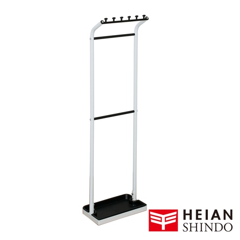 白色金屬直立式傘架，頂部有五個黑色掛鉤，中間有一條黑色掛桿，底部為黑色長方形接水盤。