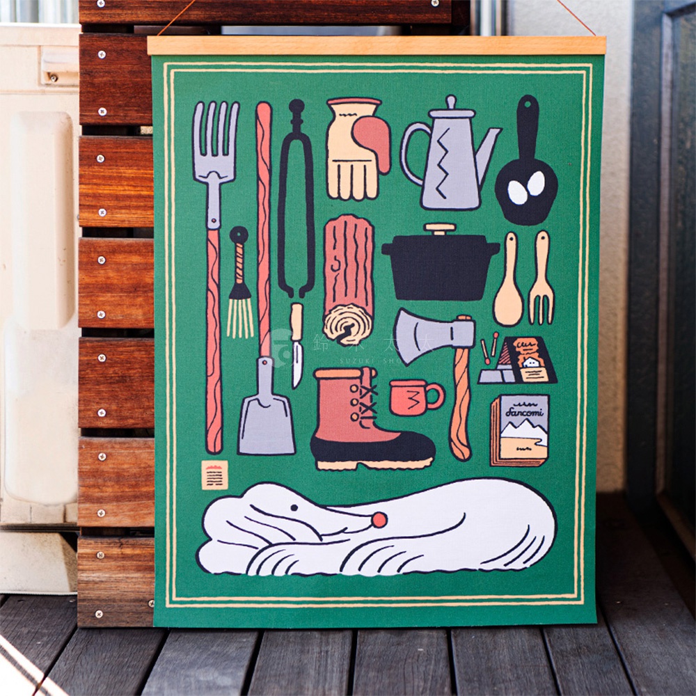 無框帆布藝術海報，以綠色為底，繪有多種戶外露營與料理相關的卡通圖案，包含營火叉、夾子、手套、水壺、鍋子、木柴、斧頭、靴子、杯子、湯匙、餐具及書籍，下方繪有一隻白色動物。