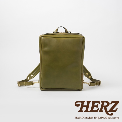 一只橄欖綠色的皮革商務後背包，方形設計，配有可調節的皮質肩帶和金色金屬配件。