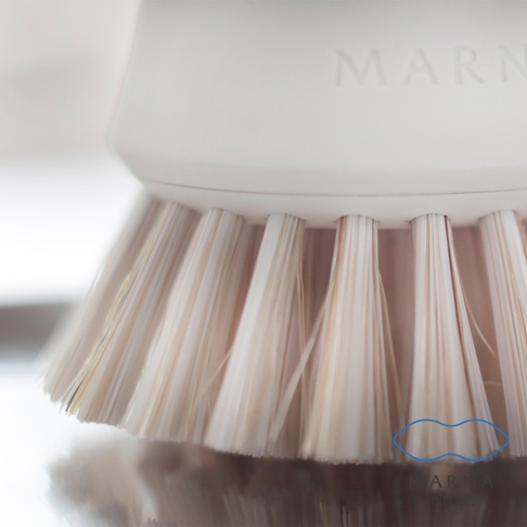 淺米色抗菌刷毛廚房清潔刷，展示其密集且柔軟的刷毛，刷柄為白色，表面有壓印的品牌文字 MARNA。