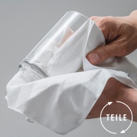 一隻手拿著白色纖維擦拭布，擦拭著一個透明玻璃杯。擦拭布質地柔軟，材質為纖維。