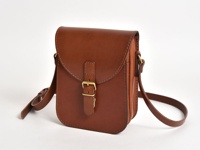 職人手作皮革翻蓋迷你單肩包，採用經典棕色皮革製成，配有黃銅色金屬釦環和可調式肩帶，風格簡約復古。