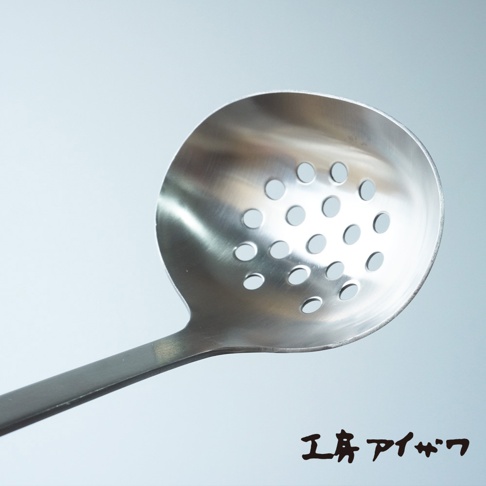 不鏽鋼萬用瀝水湯勺，勺面有圓形瀝水孔，勺身與手柄為銀色不鏽鋼材質。