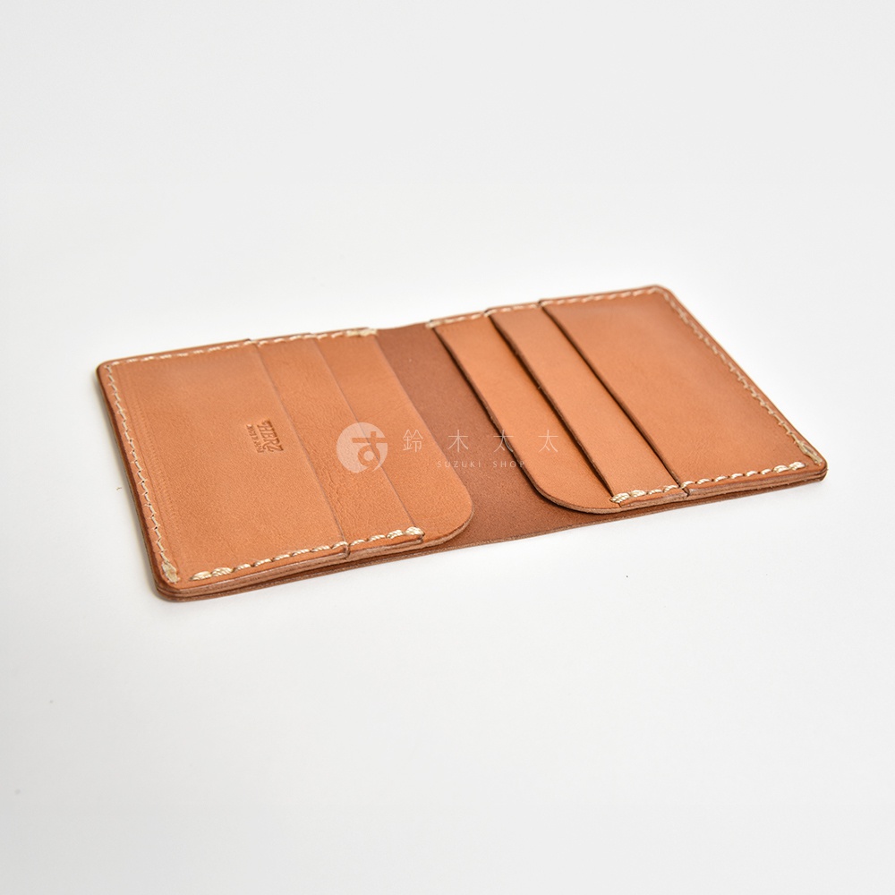 日本HERZ 職人手作皮革二折式薄型卡片鈔票夾 WS-6 焦糖色，細膩縫線展現職人手工質感，內部多個卡槽設計，方便收納。