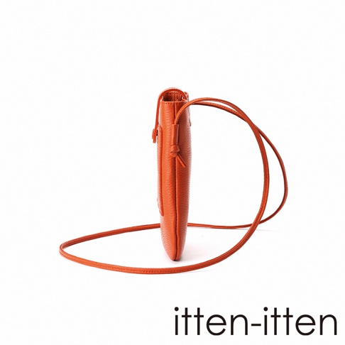 itten-itten 橘色皮革散步手機包，側身視角，搭配細長背帶，畫面下方有品牌文字 itten-itten。