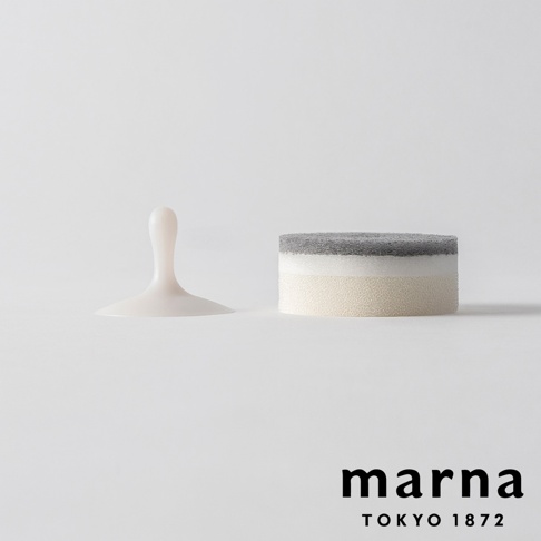 marna POCO 附吸盤洗碗海綿，包含一個白色矽膠刮刀和一個圓柱形海綿，海綿由三層不同材質組成，搭配品牌 logo。