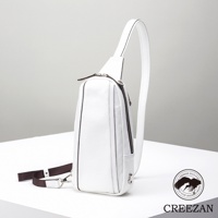 JETTER 隨身側背包 CJTE-021，白色荔枝紋皮革材質，單肩背帶，主拉鍊開口，前方有小口袋，配有深棕色織帶和銀色金屬扣環。