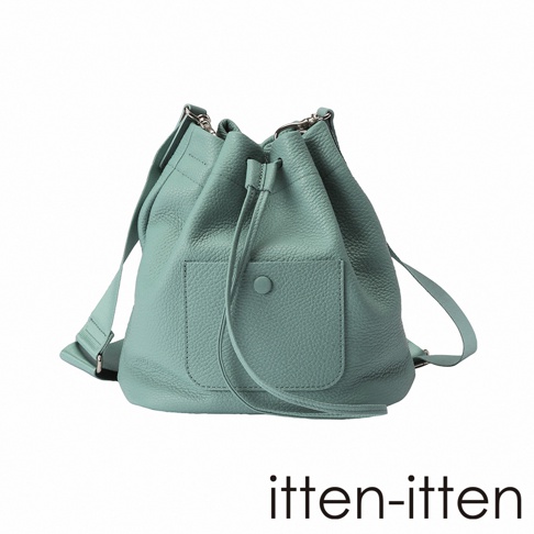 itten-itten 義大利皮革束口水桶包，淺綠色，有正面翻蓋口袋和束繩開口，搭配可調式肩帶。