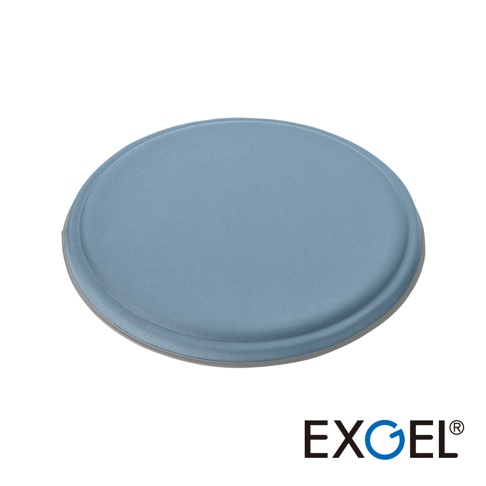 MARU PUNI 圓座墊，淡藍色圓形座墊，表面為細膩的織布材質，邊緣為灰色包邊，整體呈圓潤狀。