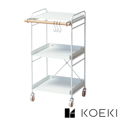 白色三層手推式置物架，配有木製掛桿及三個S型掛鉤，下方有四個輪子。