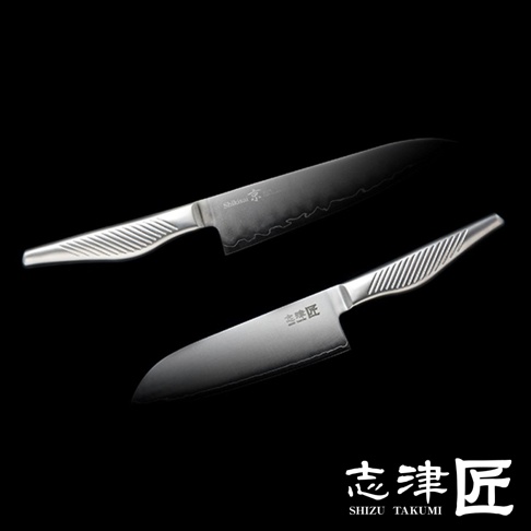 兩把銀色不鏽鋼主廚刀，刀身有波浪紋路，刀柄有細緻的防滑紋理。