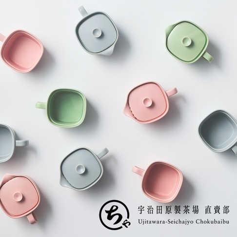 俯視視角下多個日式美濃燒茶壺與茶杯錯落排列在白底上，茶壺呈現粉紅、淺藍與淡綠色系，設計簡約現代，右下角印有宇治田原製茶場直賣部的品牌標誌與文字。