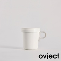 白色琺瑯馬克杯，附有淺灰色的圓形把手和白色杯蓋，簡約設計，適合日常飲用。