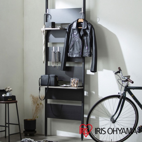 頂天立地木質收納架，黑色金屬框架搭配灰色木紋層板，展示黑色皮夾克、珍珠項鍊、雨傘及黑色皮包。