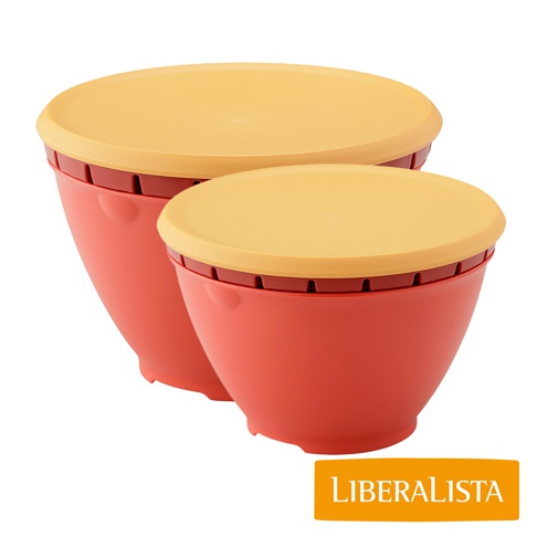 LIBERALISTA 品牌的多用途可微波耐熱瀝水籃組，包含小和大兩個尺寸，呈橘紅色，搭配黃色蓋子，其中一個較大的籃子置於另一個較小的籃子前方。
