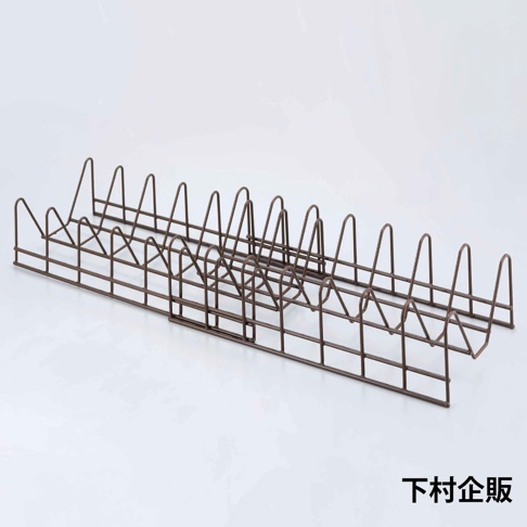 深棕色金屬網製伸縮碟盤整理架，設有多個垂直分隔槽，可收納盤子。