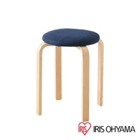 木質圓椅凳，配有深藍色布面坐墊，椅腳由淺色木材製成，呈現簡約的北歐風格。