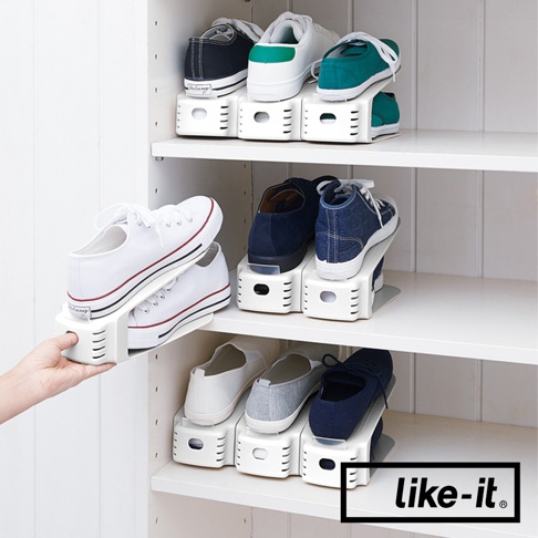 白色可調節雙層收納鞋架，展示不同款式、顏色的運動鞋和休閒鞋，如黑白帆布鞋、綠色帆布鞋、藍色麂皮鞋、牛仔布料鞋、白色帆布鞋、灰色帆布鞋及深藍色平底鞋。