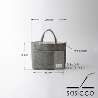 黑白格子刺子織布製成的手提包，設有多個外袋，尺寸為高 18.0 公分，寬 21.0 公分，厚度 12.0 公分，頂部寬度 29.0 公分。