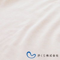 淺米色條紋針織布料，質感柔軟，帶有細緻的紋理，右下角有藍色曲線標誌與日文「まくら株式会社」字樣。