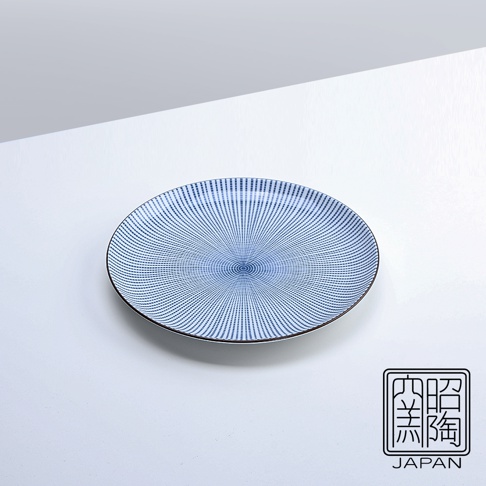 藍染千段十草紋樣的八吋圓盤，以深淺藍色線條放射狀排列，中央呈現同心圓紋飾，質地為陶瓷。
