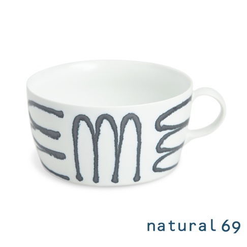 白色陶瓷附耳湯杯，杯身飾有黑色粗獷手繪線條圖案，呈現「em」字樣及其他線條裝飾，簡約現代設計。