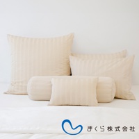 淺米色條紋枕頭套組，包含方形枕、長枕和圓筒枕，材質光滑，呈現簡約高雅的風格。