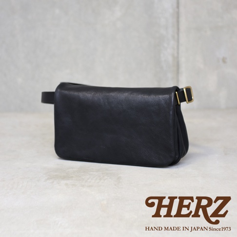 職人手作黑色皮革Organ斜背包，附有金色金屬扣環和可調式揹帶。