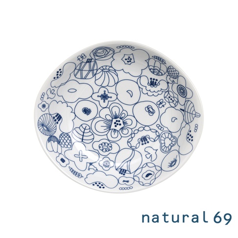 白色陶瓷碗盤，盤面佈滿藍色線條勾勒的花朵、葉片及圓形圖案，風格簡約。