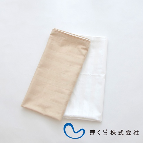 兩條方枕專用枕套，一條為米白色，帶有細緻條紋；另一條為白色，同樣帶有條紋，材質觸感平滑。