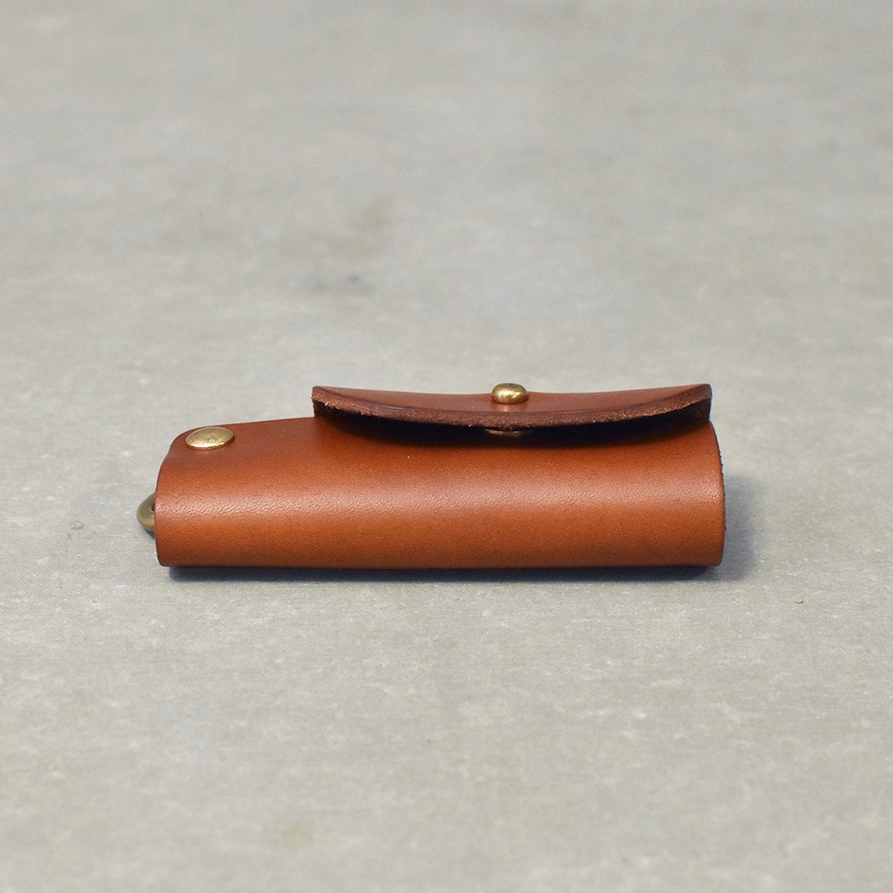 職人手作皮革鑰匙套，棕色皮革，設有金色金屬按扣和鑰匙環。