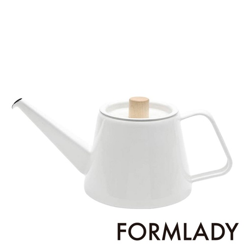 日製白色琺瑯咖啡壺，搭配木製壺蓋和手柄，壺嘴細長，適合手沖咖啡。