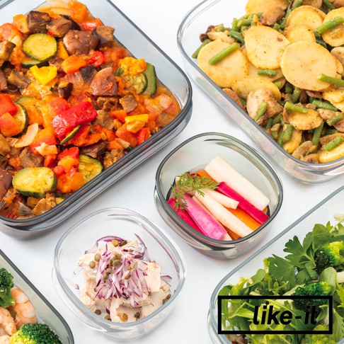 多個透明玻璃保鮮盒，內含不同食材，包括燉菜、薯仔、蔬菜條、雞肉沙律和沙律。