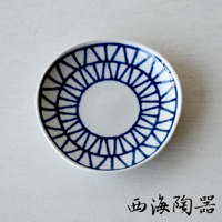 波佐見燒藍玉紋五件式醬料碟，陶瓷材質，白色碟面飾有藍色放射狀的幾何紋路，風格簡約。