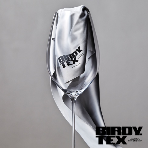 專業玻璃杯吸水擦布，淺灰色，印有黑色「BIRDY. TEX」及「MADE IN JAPAN」字樣，擦布部分包裹於透明玻璃杯內。