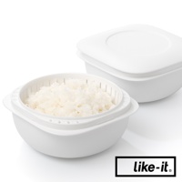 白色簡約雙層蒸氣循環保鮮盒，內含瀝水籃與煮熟的米飯。另一保鮮盒疊放於後，盒蓋閉合。