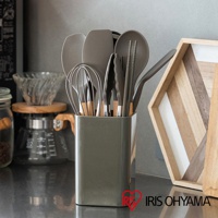 灰色收納架內有11件廚房用具，包含打蛋器、夾子、鍋鏟、湯勺、筷子等，多數用具為深灰色矽膠材質，部分帶有木紋手柄。