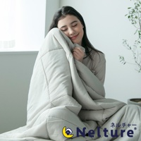 淺灰色 Nemulia 五層散熱涼感單人被，表面有菱格縫線，材質輕柔。