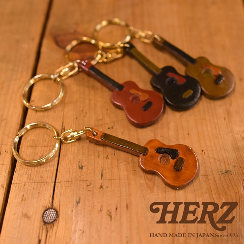 職人手作皮革吉他造型鑰匙圈，有紅棕色、黑色、咖啡色等，搭配金色鑰匙圈，精緻可愛。