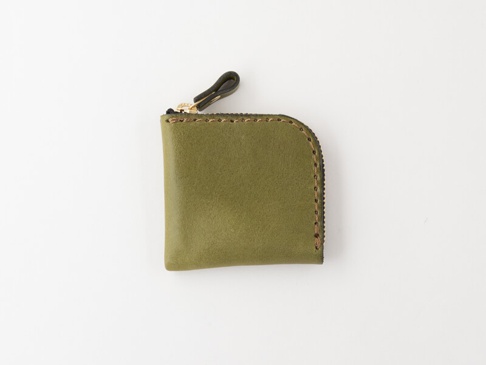 橄欖綠皮革製成的 L 形零錢包，配有金色拉鍊和皮革拉環，採用手工縫線裝飾。