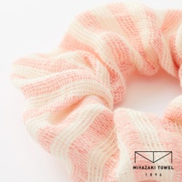 今治有機匹馬棉雙色彈力髮圈，採用粉色與白色交織的條紋設計，材質柔軟有彈性，適合各種髮型。