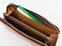 職人手作皮革大容量拉鍊長夾 (WL-5)，淺棕色皮革，內部隔層清晰，有拉鍊零錢袋，並置入一本綠色封面存摺。