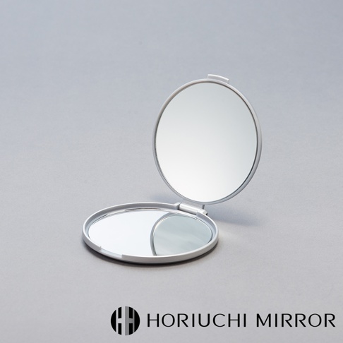 堀內鏡 HORIUCHI MIRROR Napure 隨身口袋3倍放大小圓鏡，白色簡約設計，鏡面可翻轉，一側為正常鏡，另一側為3倍放大鏡