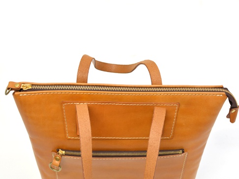 職人手作皮革威靈頓直式拉鍊托特包 (T-151)，採用棕色皮革製成，配有黃銅色拉鍊和手柄，正面有兩個拉鍊口袋和一個皮革貼袋。