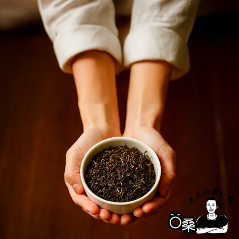 兩隻手捧著一碗茶葉，碗邊有日文文字圖示。