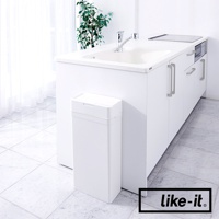 白色塑膠密封防臭按壓式垃圾桶，容量 25L，置於廚房檯面旁的地板上。