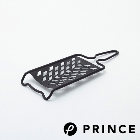 黑色金屬製成的大磨泥器，設有菱形鏤空和鋸齒狀刀刃，配有彎曲的提手。