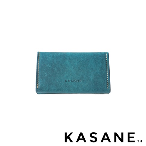 職人手作義大利Margot皮革卡片收納夾，藍綠色，印有KASANE品牌字樣
