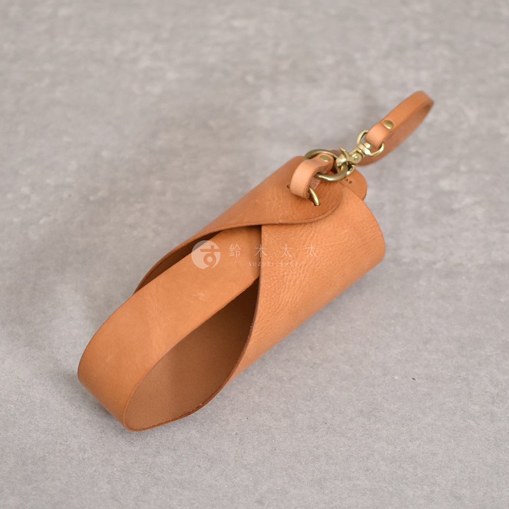 職人手作皮革Organ水壺套，皮革呈現自然棕色，以編織紋路設計，搭配金色金屬扣環與皮革掛繩。