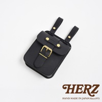 黑色皮革製作的腰袋，附有黃銅釦和皮革繫帶，可固定於腰帶上。